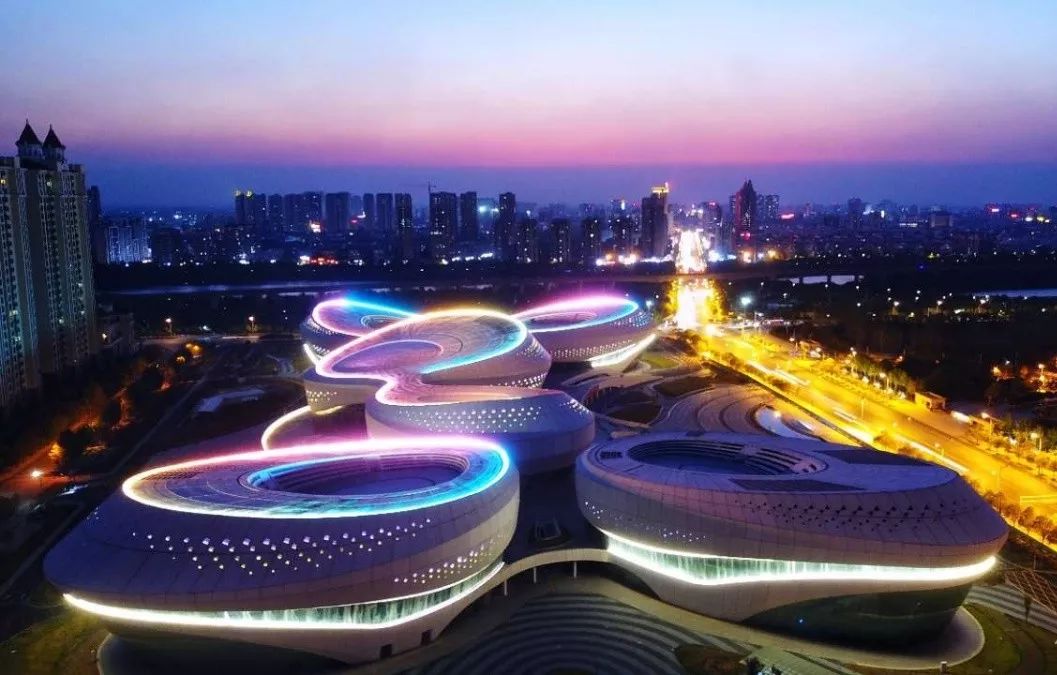  p>孝感市文化中心位于孝感市东城起步区,北临乾坤大道,南临豪府北路