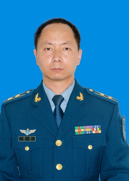 出生,1998年08月入伍,2002年06月入党,本科学历,空军专业技术中校军衔