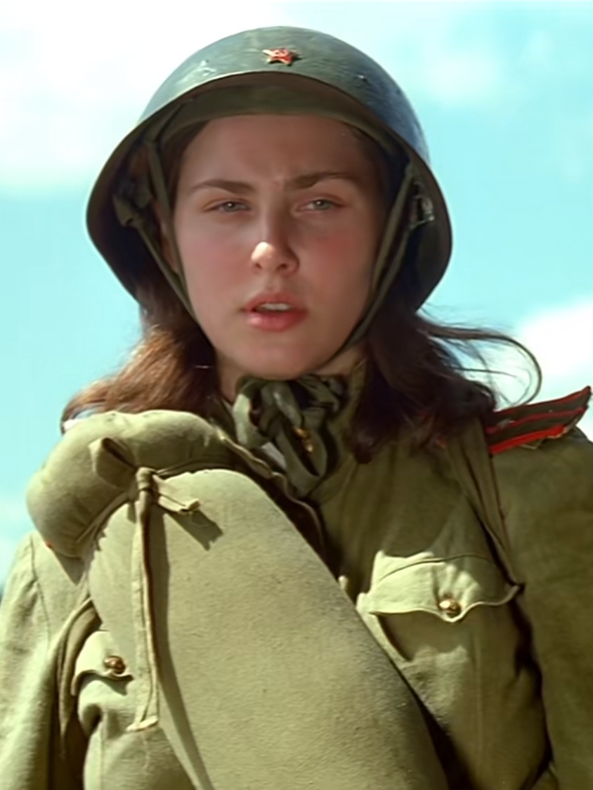  p data-id="t8bbsly2jfjk">娜佳,女,战争剧情片《紫日》中的角色, 