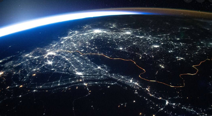 发光的地球：在国际空间站拍摄的照片中 世界在倾斜_百科TA说