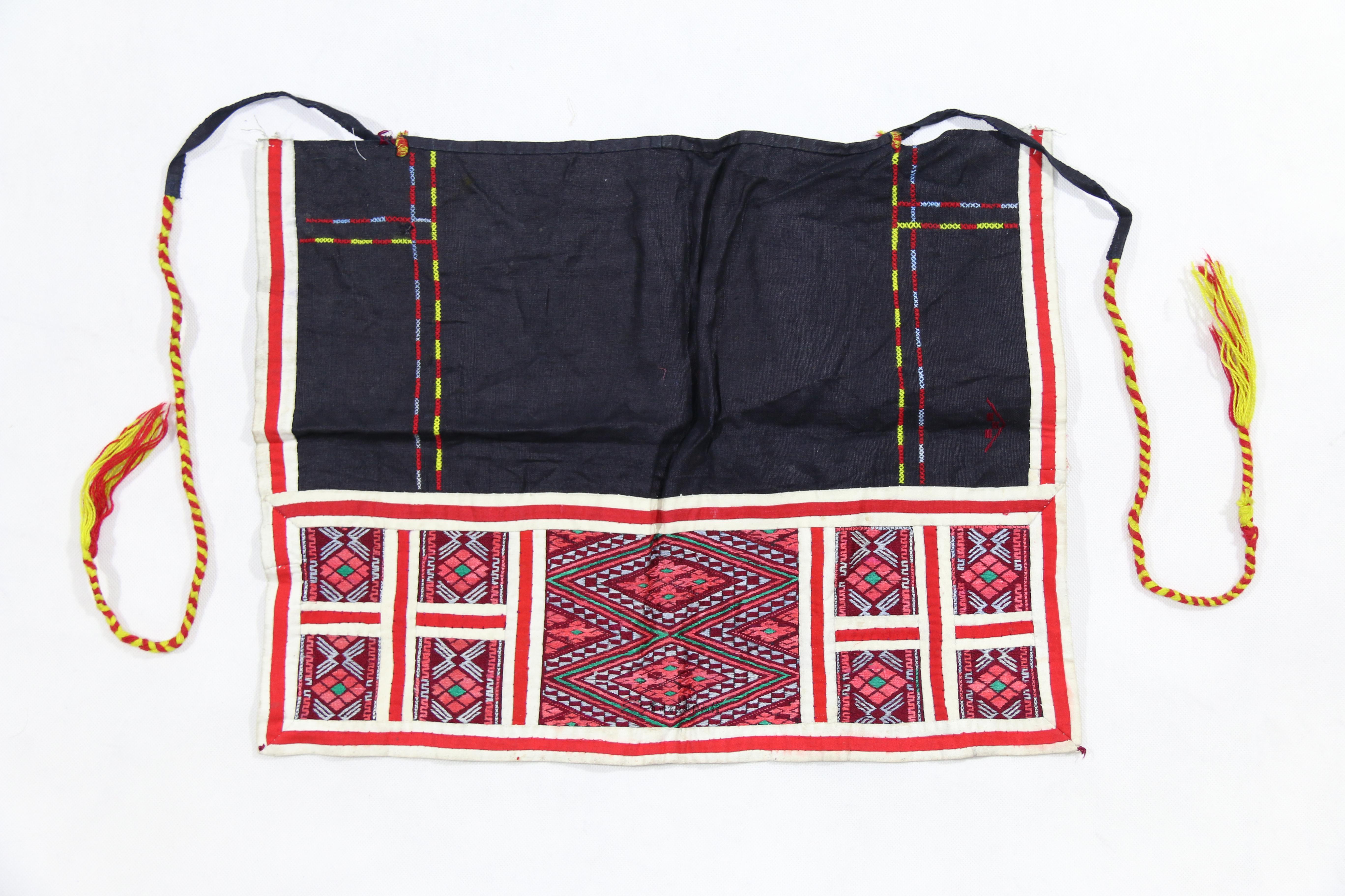 剑河苗族黑底挑花几何纹围腰