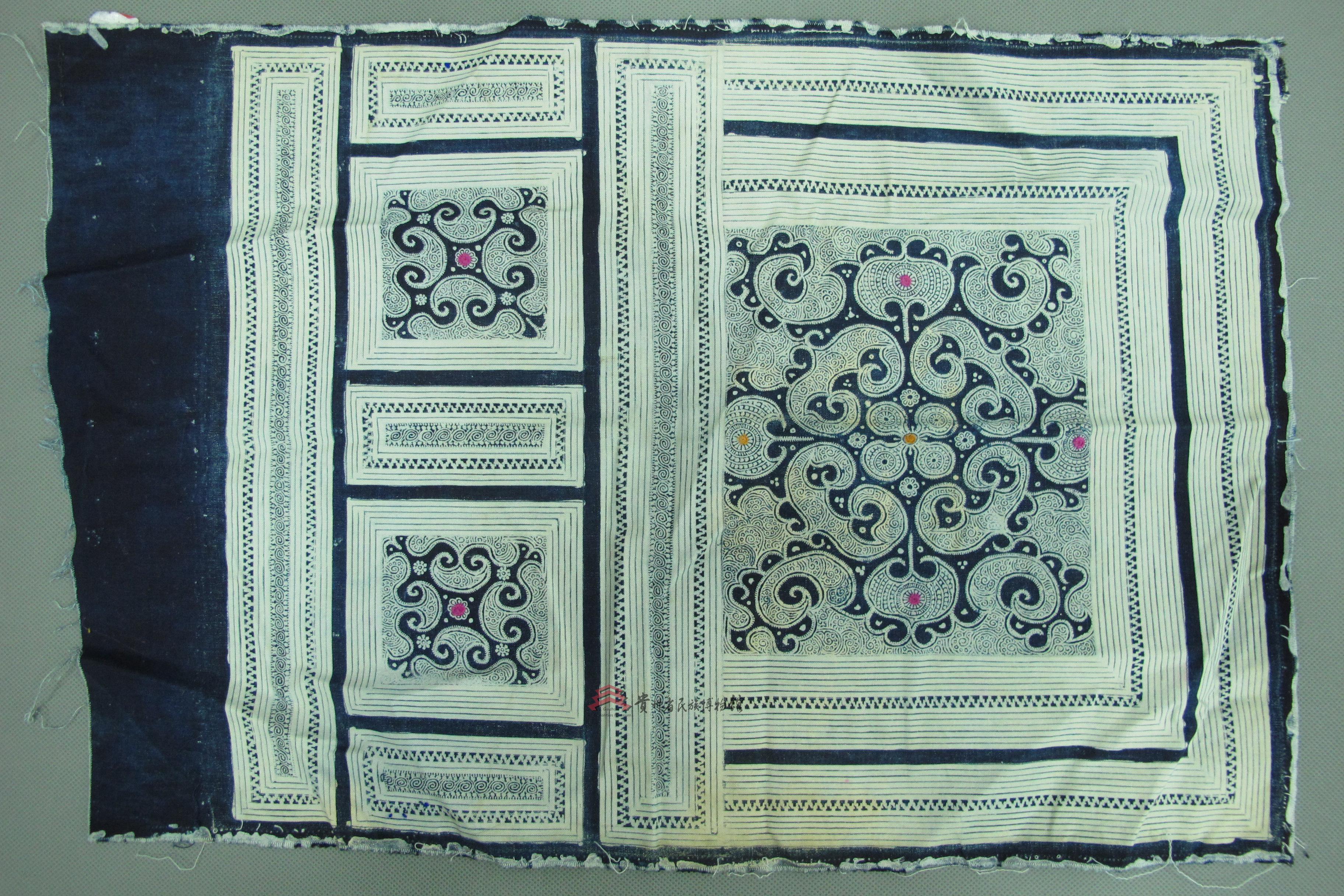 当代织金苗族蜡染如意卷草纹背带片