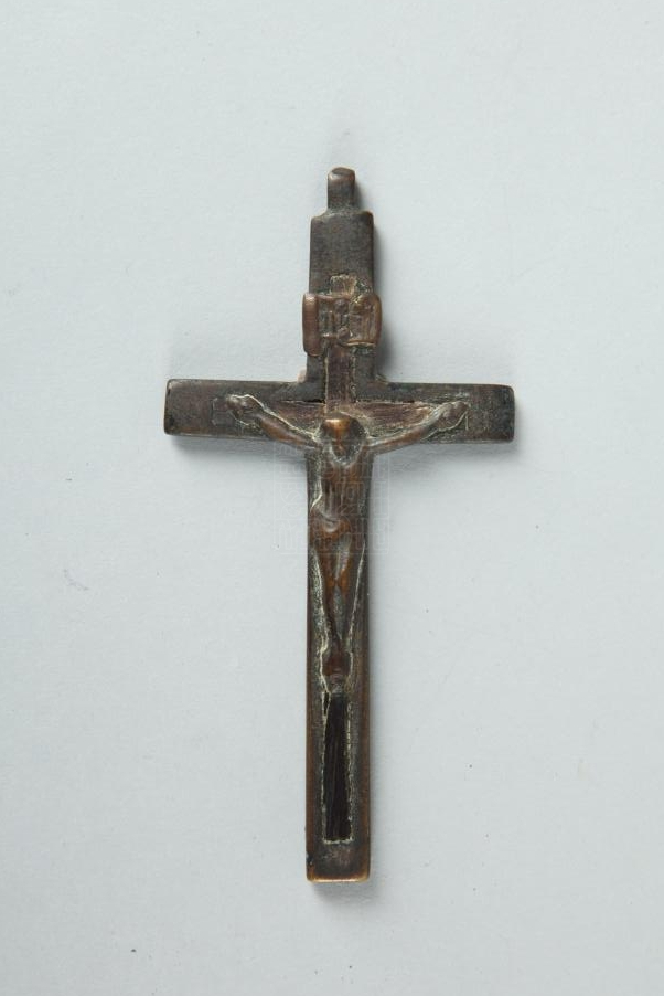  p>清末重庆天主教教士铜十字架是重庆中国三峡博物馆收藏的乐器,法器