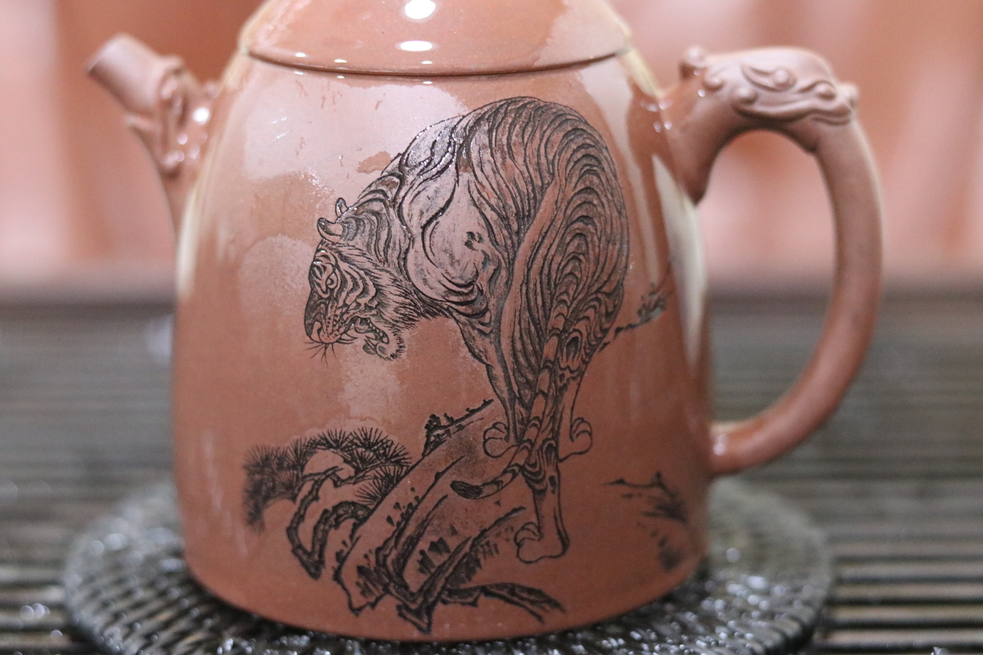 1988年生于宜兴丁蜀镇,青年陶艺名家,中国书法水墨国画紫砂刻绘艺师.