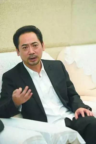 56岁特型演员刘劲，低调娶艺校老师，如今一家三口很幸福_百科TA说