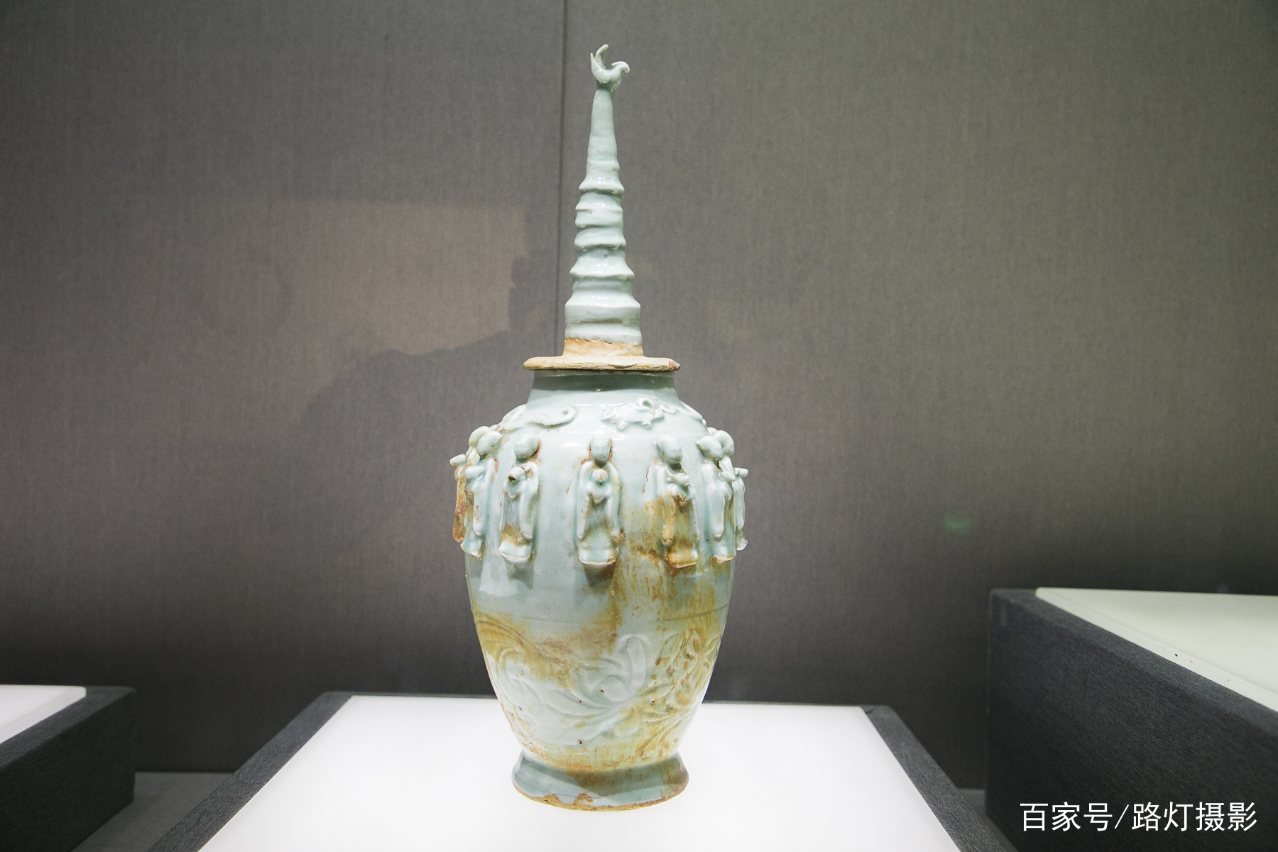中国美術 萬花錦 飾り皿 江西景德鎮名瓷 作品名：青花蝶文瓶 制作地：中国、景徳鎮窯 年代：明時代（17