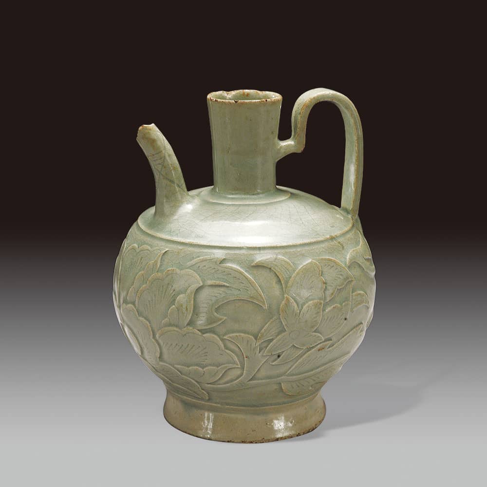 东窑青釉刻花牡丹纹执壶