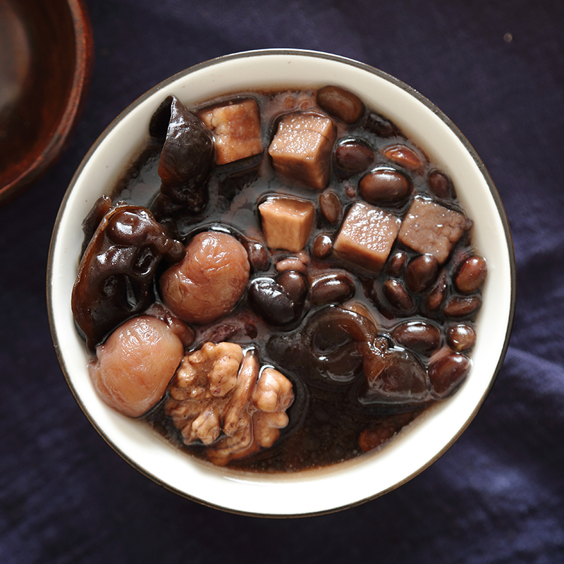  p>鸡肉黑豆汤是一道家常美食,利用鸡肉做主要食材,加以黑豆为辅助