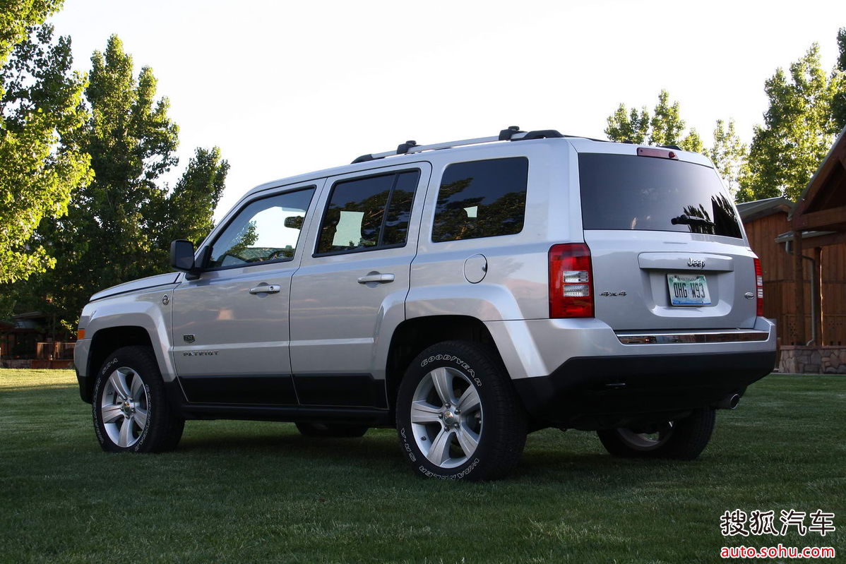  p>自由客指的是jeep品牌旗下一款偏重公路性能的城市型suv,同时也