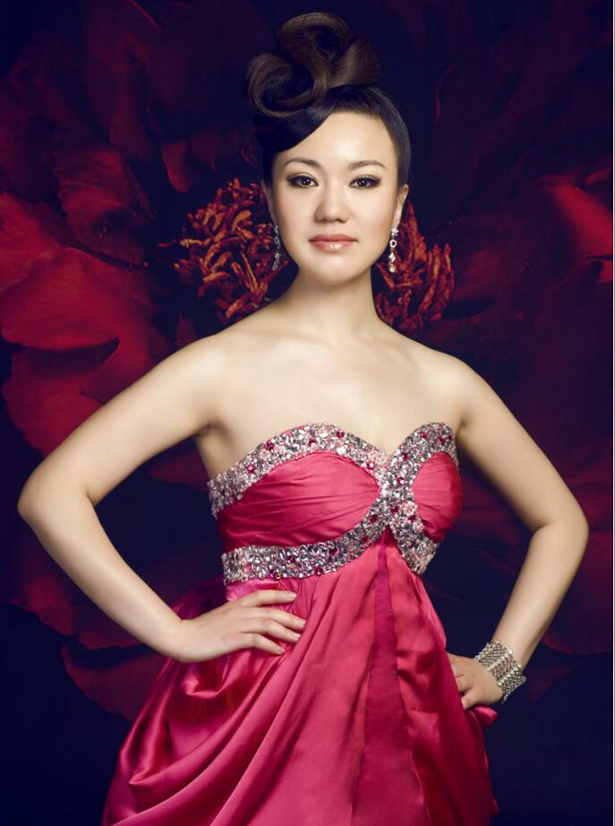  p>乔丽,女,海军军乐团歌唱演员.