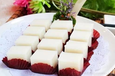  p>清凉糕是浙江金华地区传统特色冷饮小吃,用番薯淀粉(又称红薯淀粉