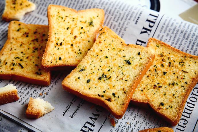  p>香蒜烤吐司是一道由吐司,大蒜等食材制成的美食. /p>