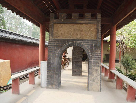 位于齐故城宫城中心,今齐都镇西关村北侧,原"西天寺"旧址内