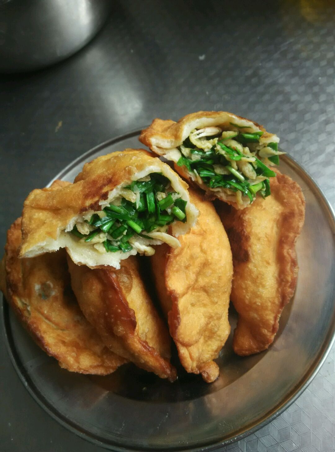  p data-id="gnwkyx6pi3">炸菜角是一道河南特