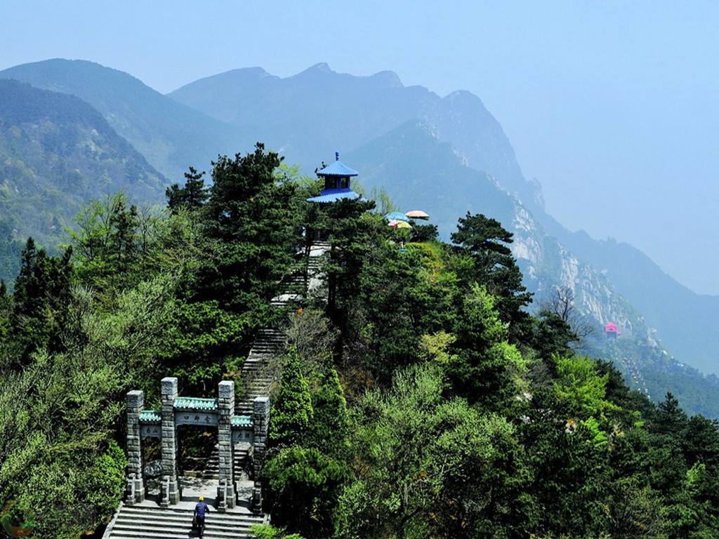  p data-id="gnwkhn4uij">含鄱口,位于江西省九江市庐山黄龙潭,含鄱口