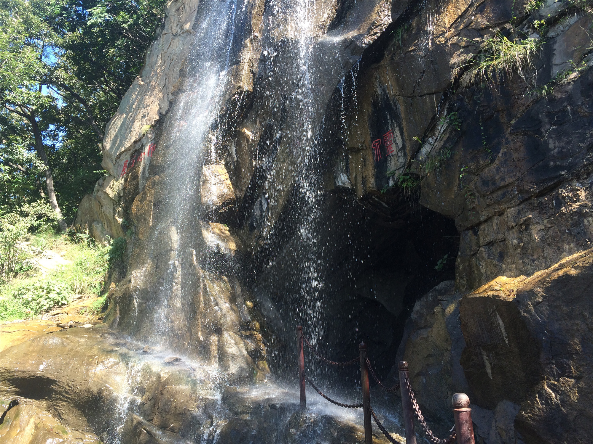  p>桐柏山水帘洞位于河南省 a target="_blank" href="/item/南阳市">