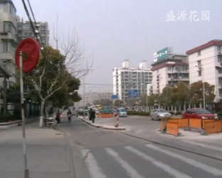  p data-id="gnfkp6zxto">莲花南路与罗锦路交叉口交通方便,走路至