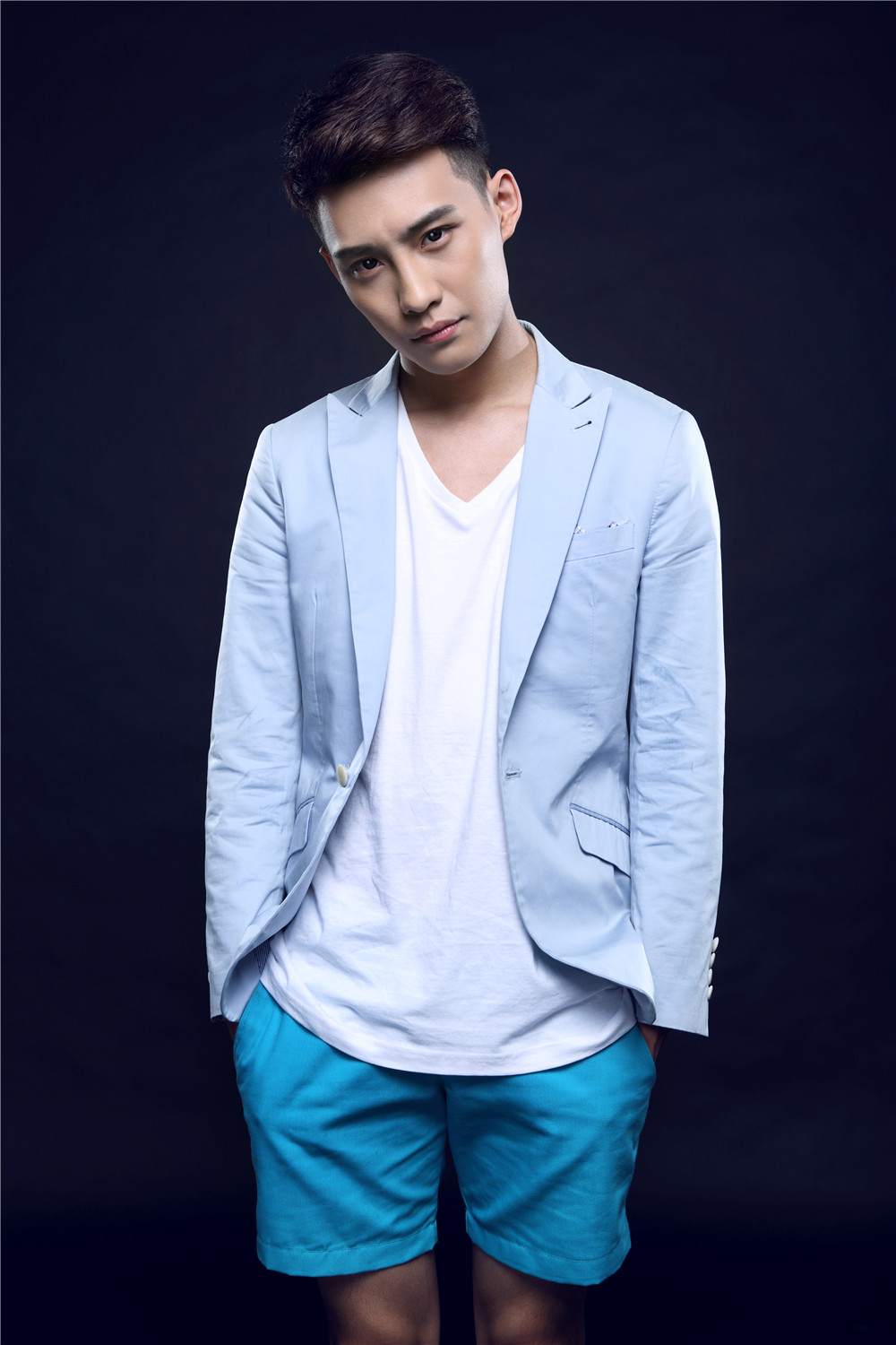 之前离开》是一首由phee rojanadara谱曲,孙艺作词,雷诺儿演唱的 a