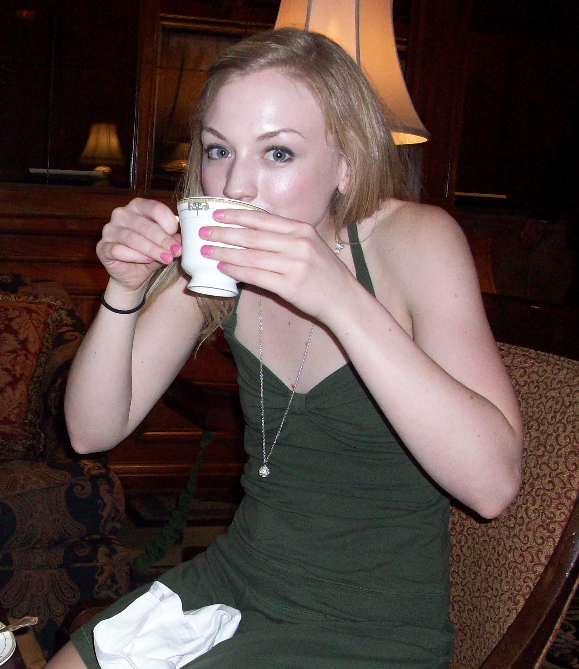  p data-id="gnwv43dlfn">艾米莉·金妮 i>(emily kinney) /i>,1985年