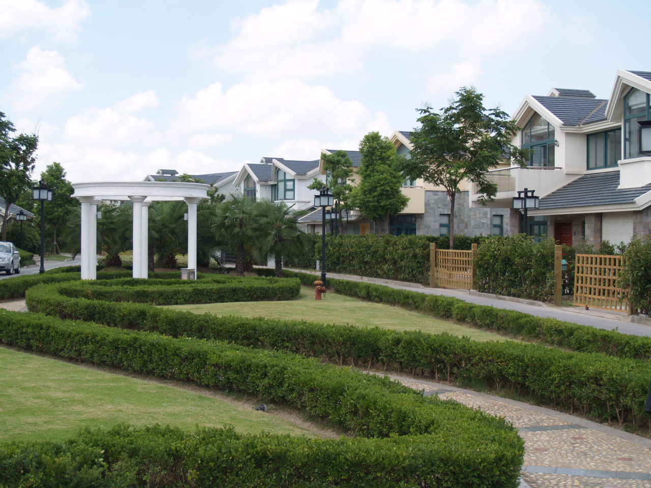  p data-id="gnhe9oq9yu">虹梅别墅坐落于上海虹梅路2989号,距虹桥