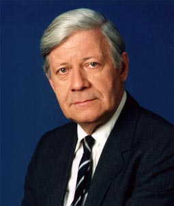  p>赫尔穆特·施密特 (helmut schmidt,1918——2015年),德国社会民主