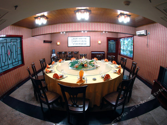  p data-id="gnat902t6h">东都宾馆位于泰山脚下