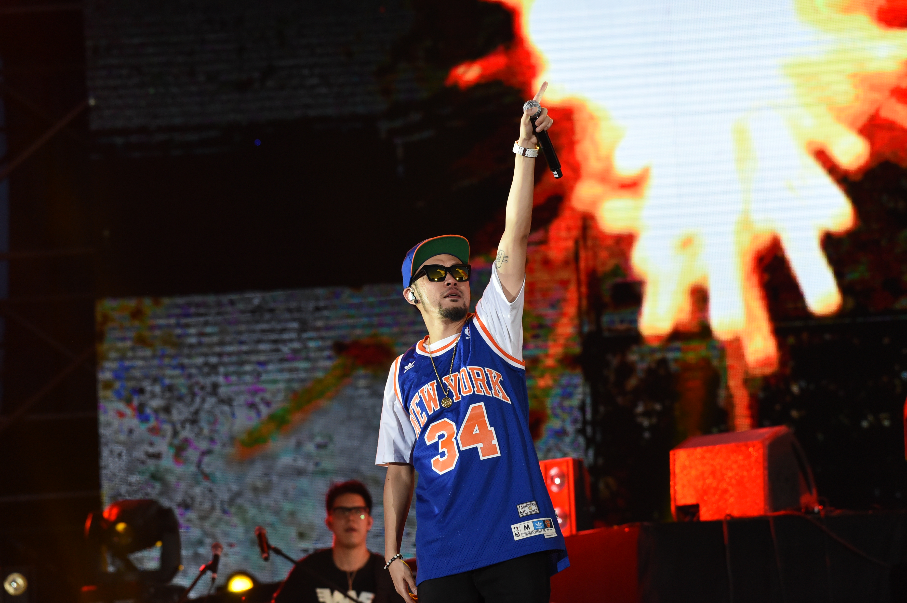 " data-lemmaid="984802">同步 /a>分享于一体的全新网络音乐直播平台