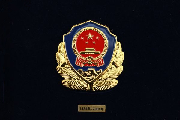  p data-id="gnwz6zyjsc">警服,是指各警察统一的制服,是警察身份和