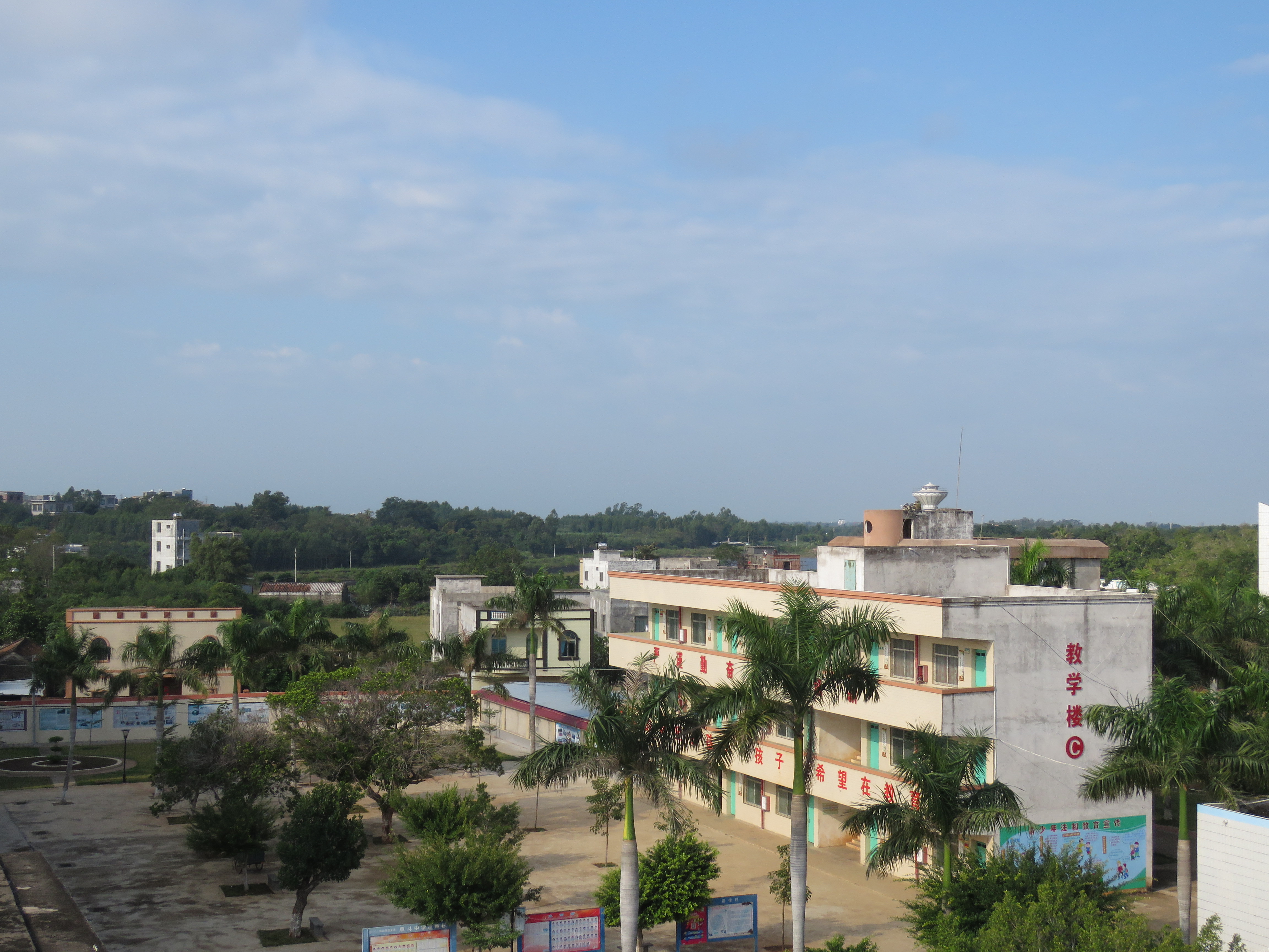  p>广东省雷州市覃斗中学,广东省雷州市覃斗镇唯一的一所初级中学.