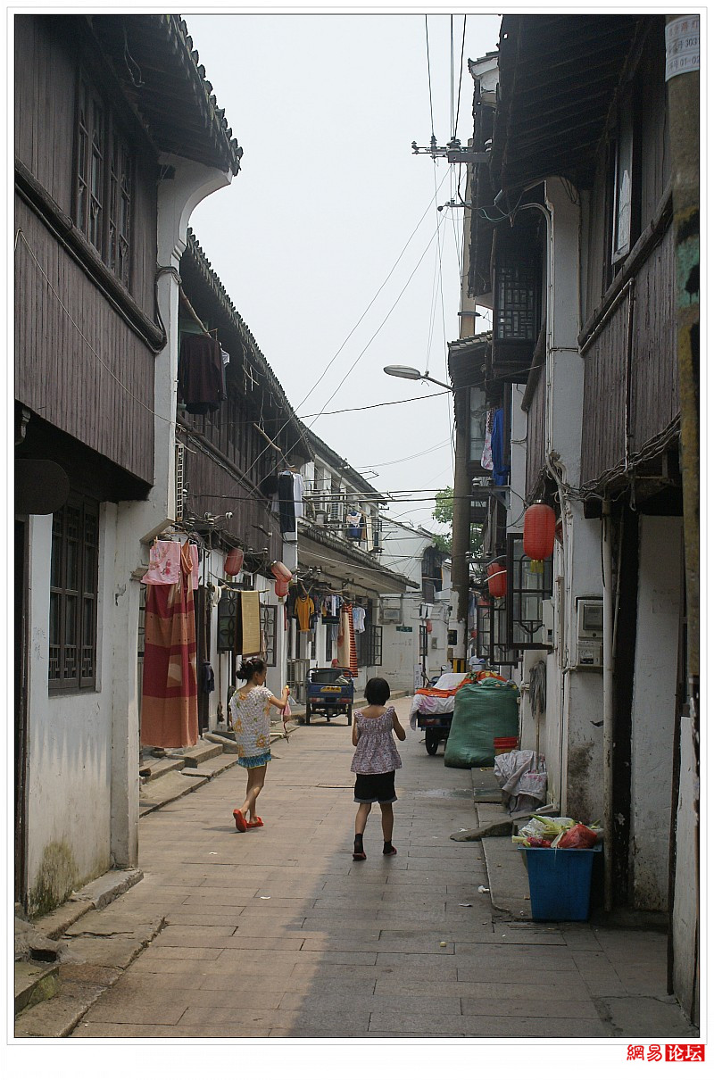 练塘老街宁静安详,青青市河犹如一条玉带,蜿蜒曲折,贯穿古镇东西,10多