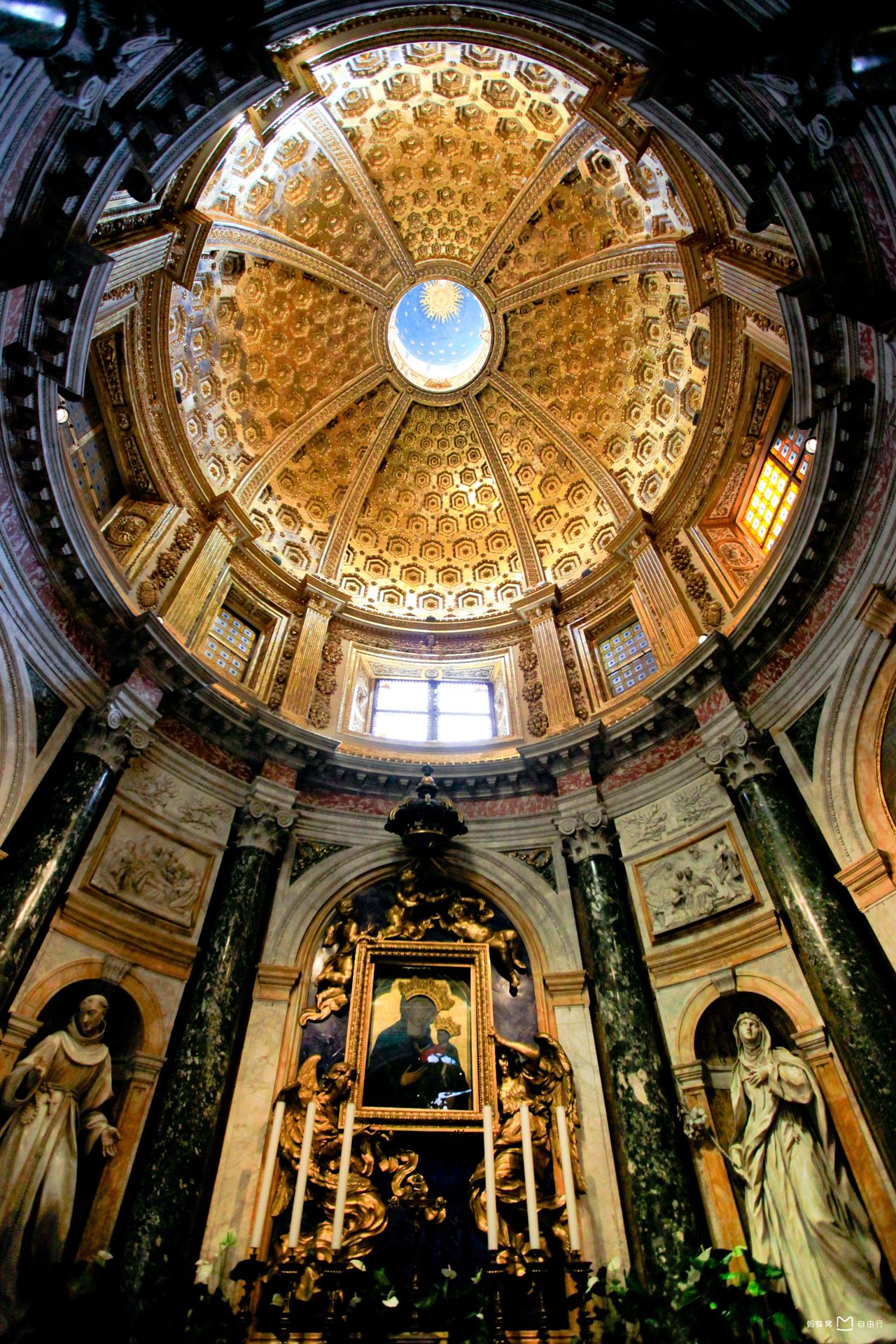 它融合了雕塑,油画以及罗马-哥特式的建筑风格.