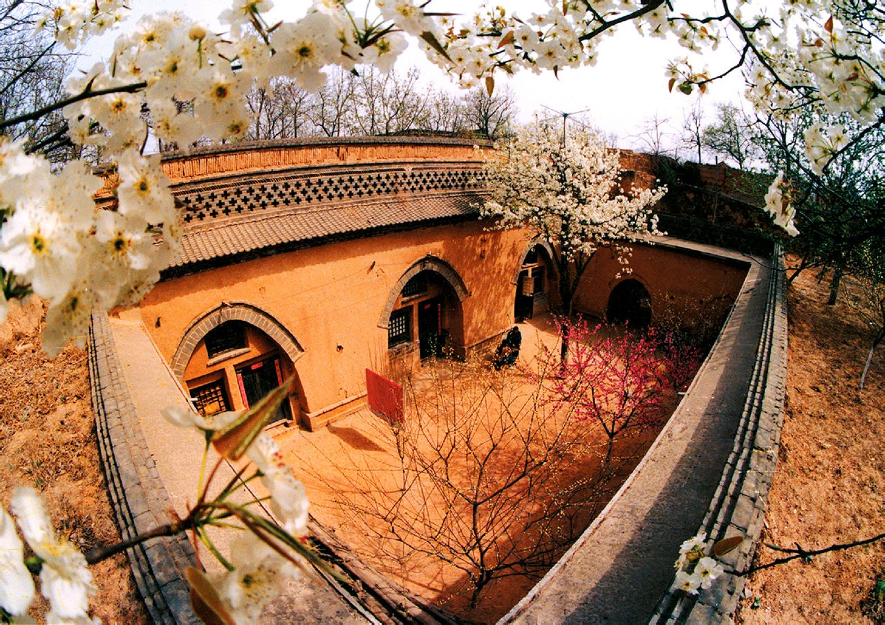  p>地坑院也叫天井院,地坑院,当地人称为"天井院","地阴坑","地窑",是