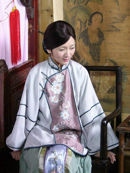 《青花》是由武汉电视台与上海文广集团于2004年合作拍摄的电视剧,由 