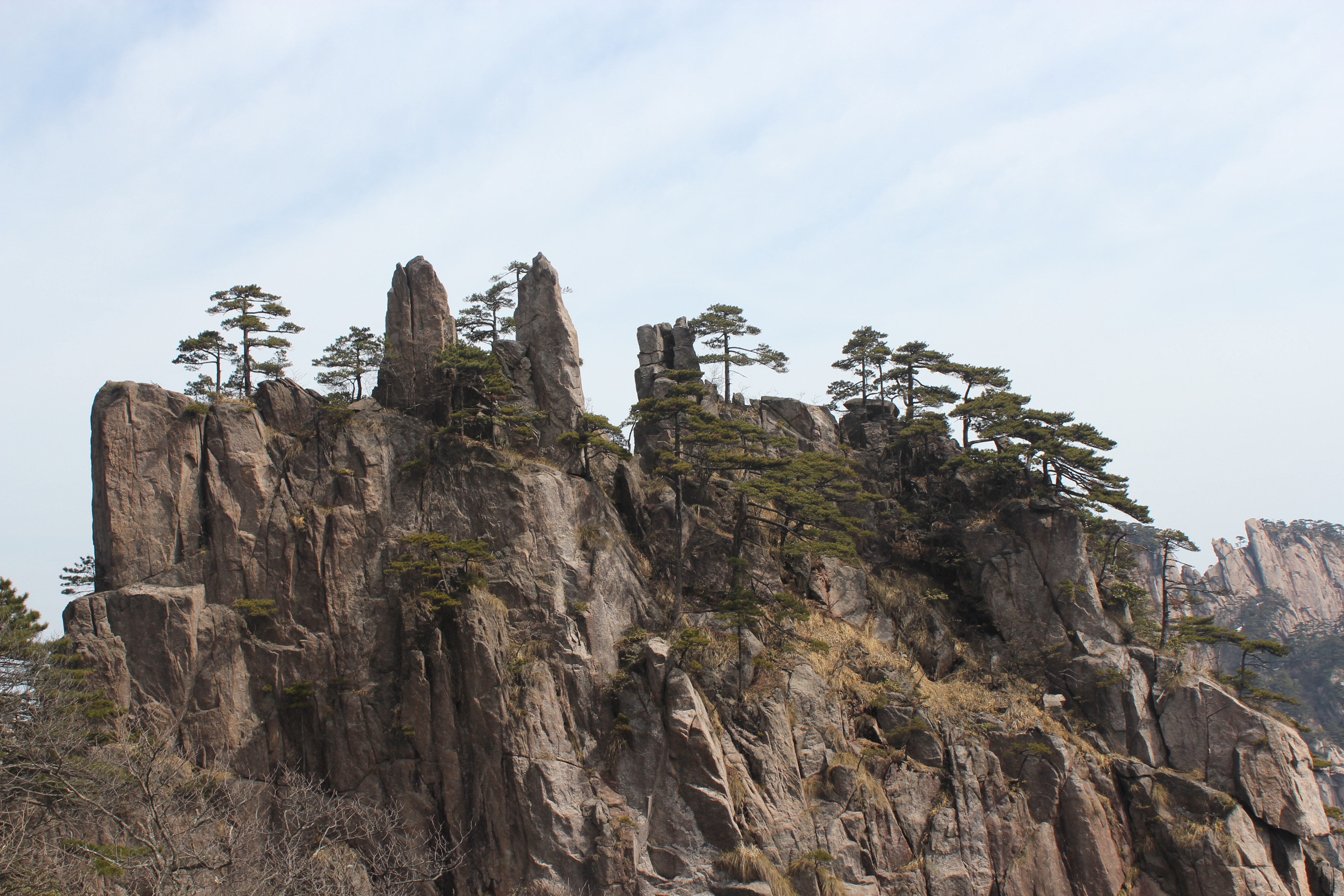 始信峰是一处旅游景点,位于 a target="_blank" href="/item/黄山风景