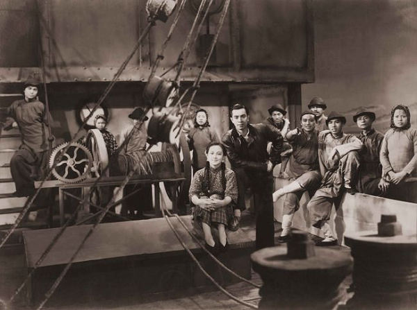 原名王玉凤,原籍中国浙江省宁波市,出生于中国上海市,中国电影女演员