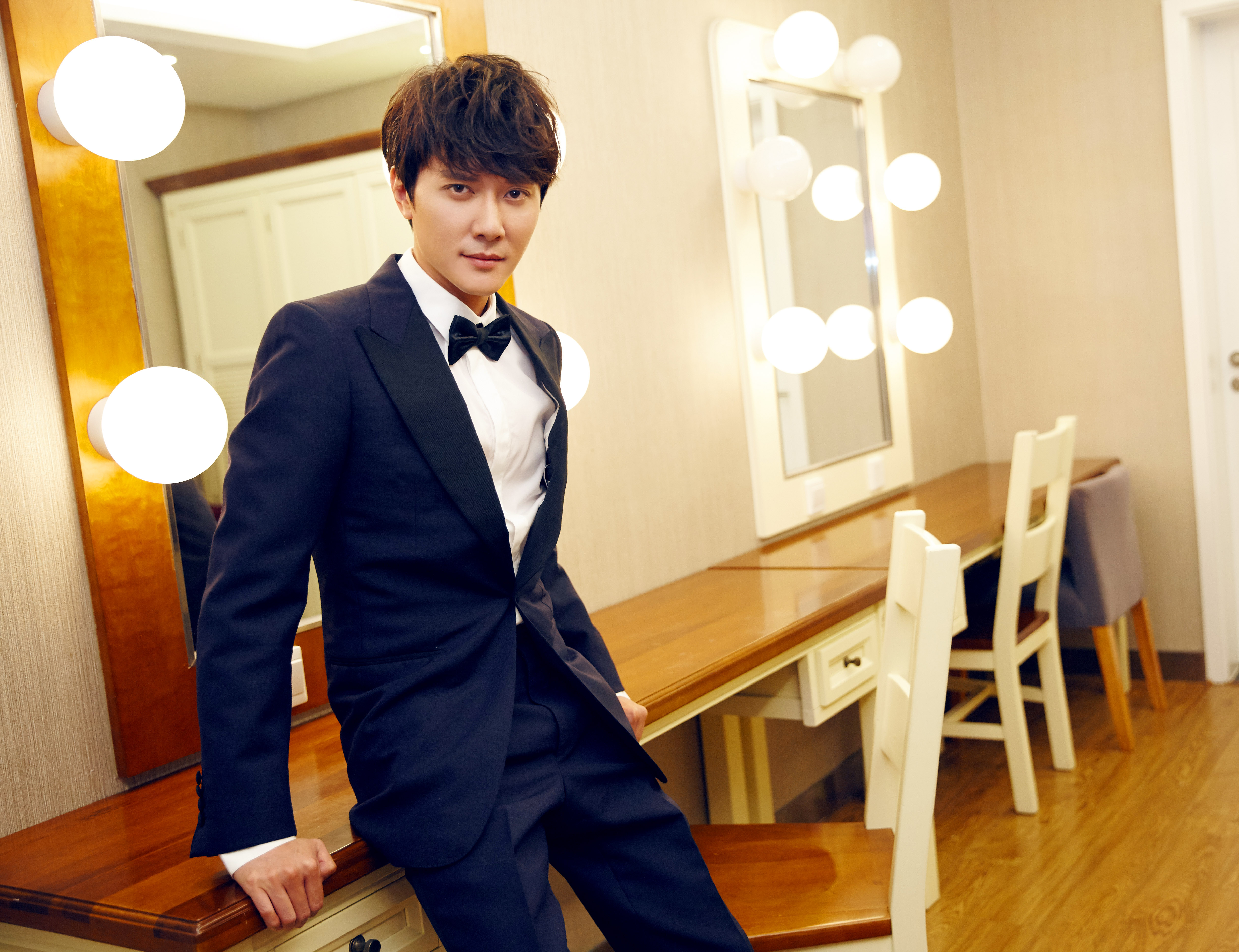  p>冯绍峰,原名冯威,1978年10月7日出生于上海市,中国内地男演员,毕业