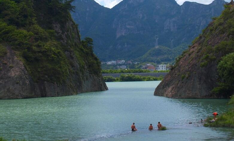 石门潭属于雁荡山景区,位于大荆镇西南约一