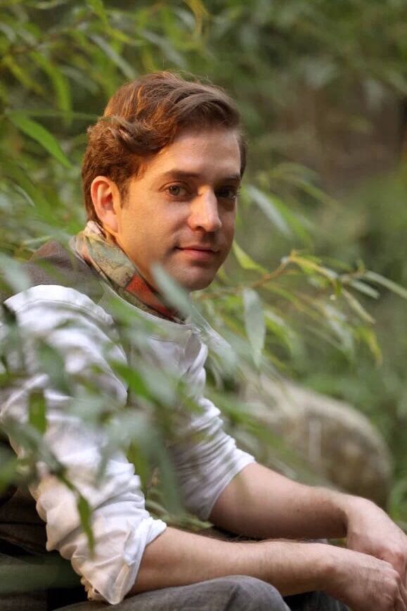 b4if">闫龙飞,1980年4月3日出生于墨西哥城,在中国发展的墨西哥男演员