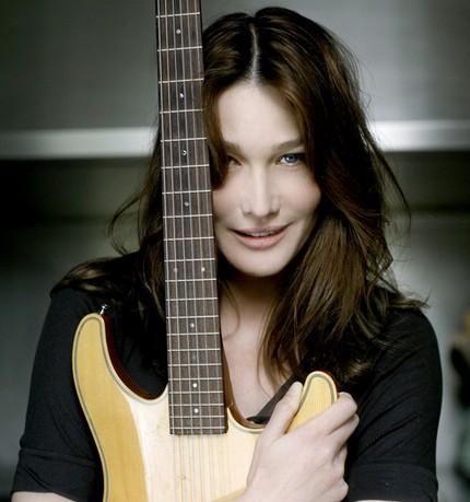  p>卡拉·布吕尼,1967年12月23日出生于意大利都灵,模特,歌手,演员