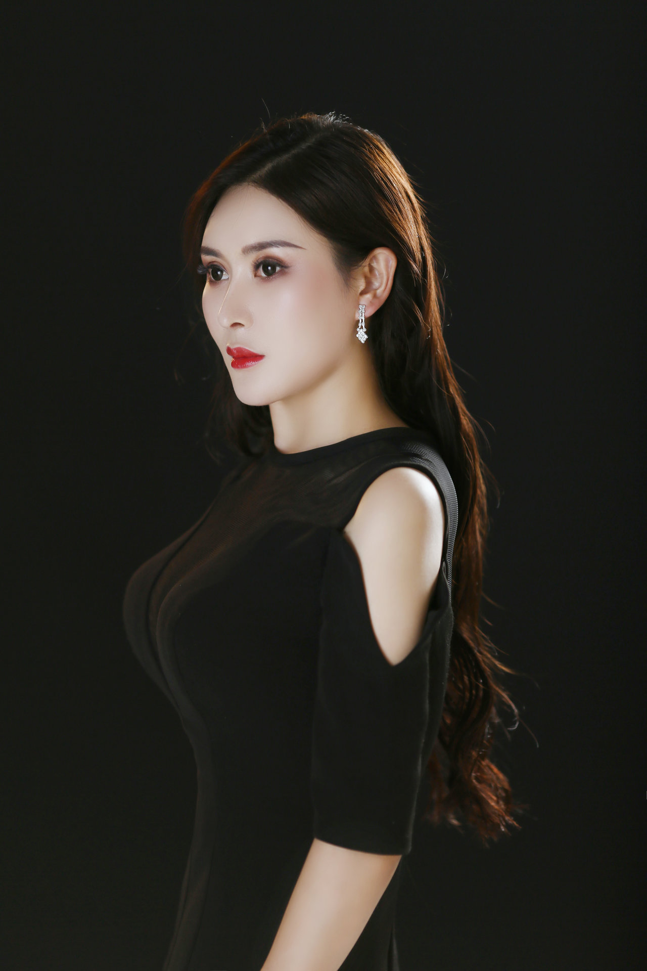  p>张书瑶,1988年6月3日出生于陕西省榆林市米脂县,中国内地女歌手.