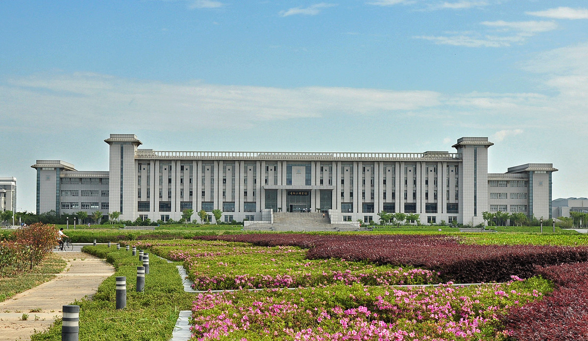  p>东南大学( i>southeast university /i>),简称"东大",主校区位于