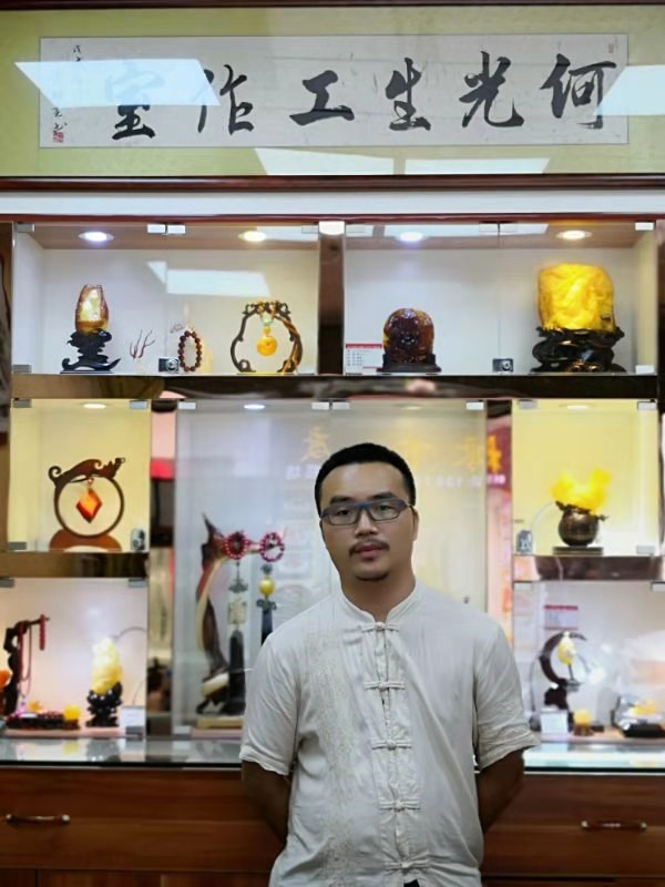  p>何光生,男,国家职业技能竞赛轻工行业裁判员,苏州玉雕大师,苏州市