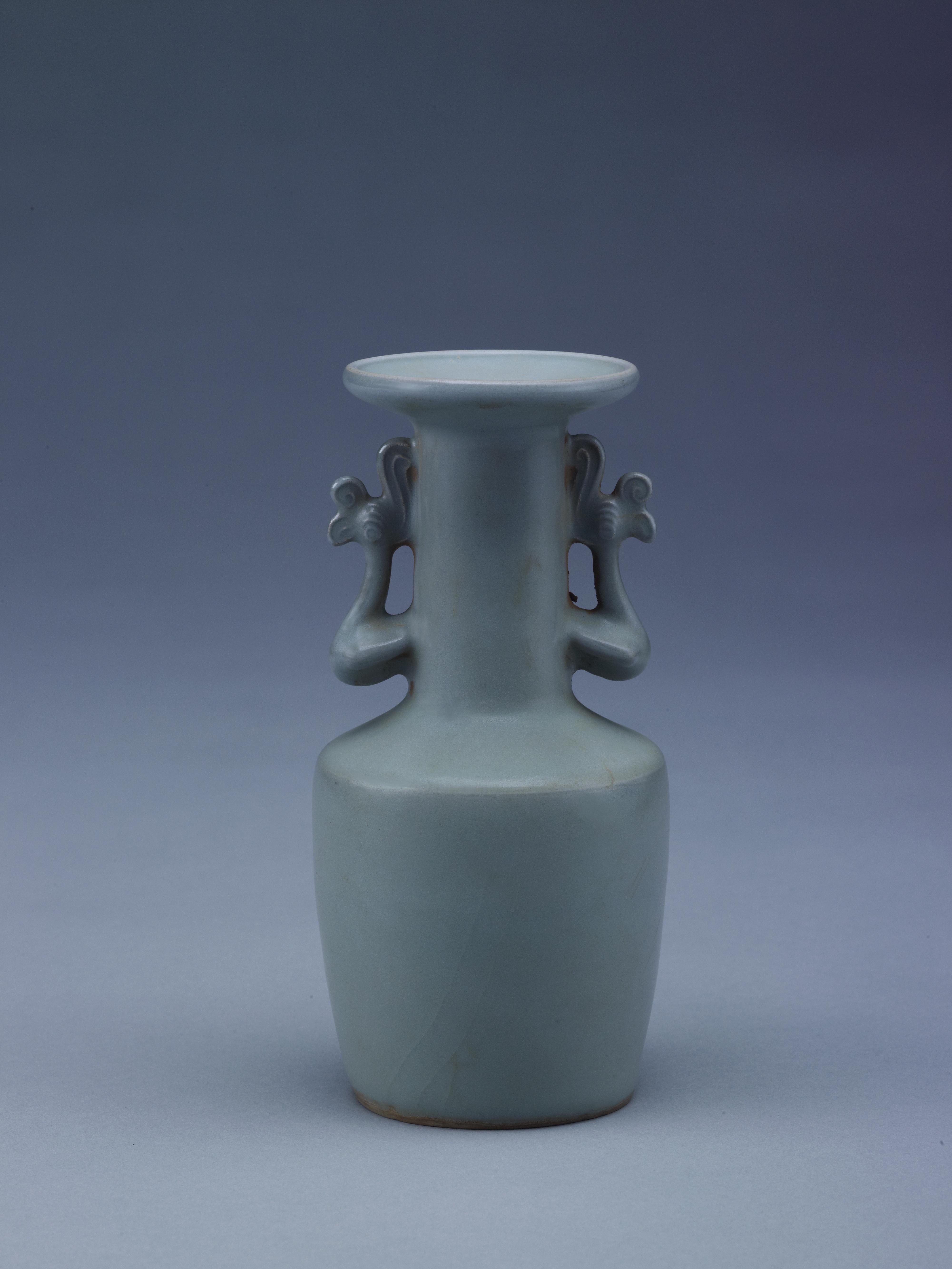  p>此展品为宋代的陶瓷器,瓶小盘口,直颈,斜折肩,直腹微弧.