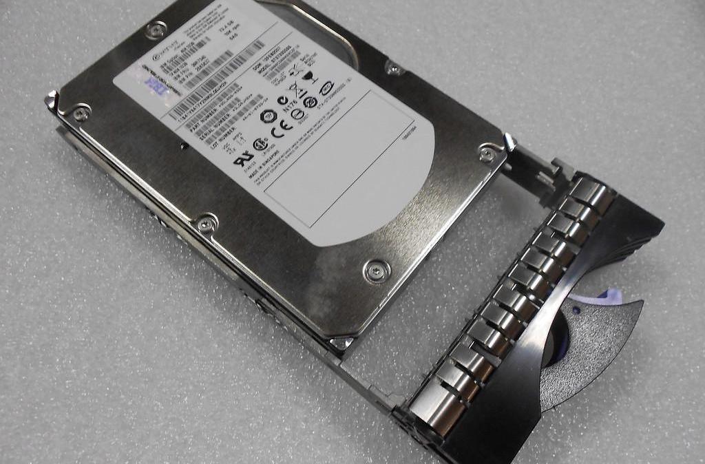 是新一代的scsi技术,和现在流行的serial ata(sata)硬盘相同,都是采用