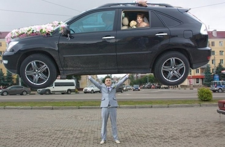 照片中不仅有模拟的"做爱"场景,新郎化身大力士高举婚车的场景,还有