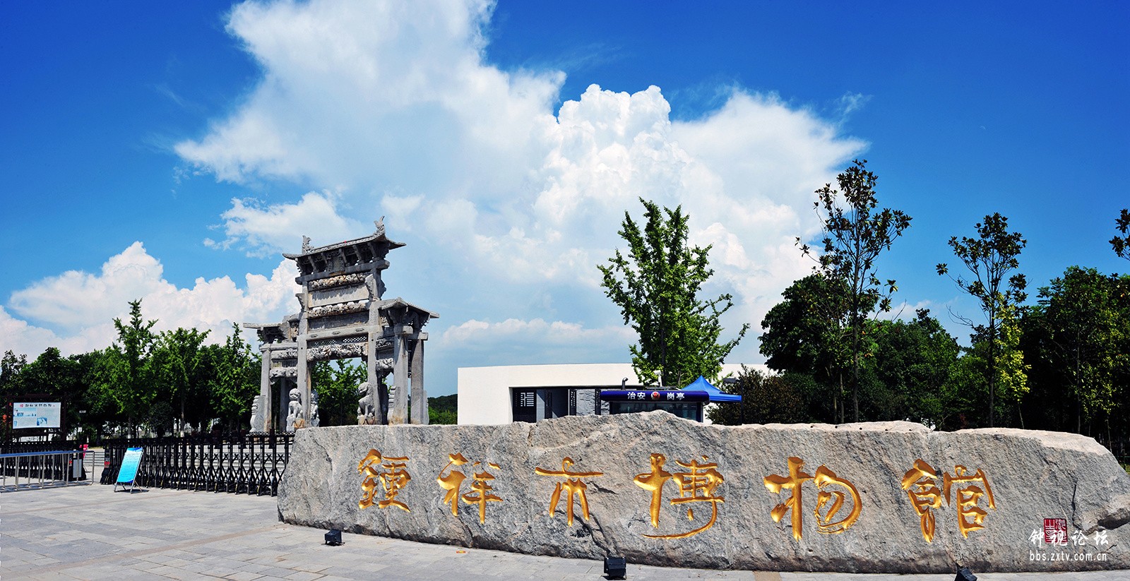  p>钟祥市博物馆坐落在市区东北郊,风景秀丽的莫愁湖畔,前倚莫愁湖