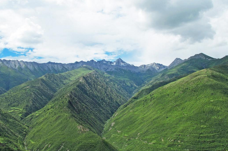  p>布丹拉山,是乘车往西藏加查县必经之路,海拔4910米,从山底到山顶的