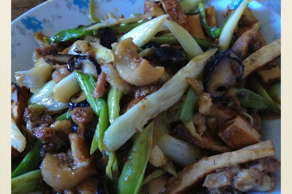 蒜苗草菇炒鸡丁