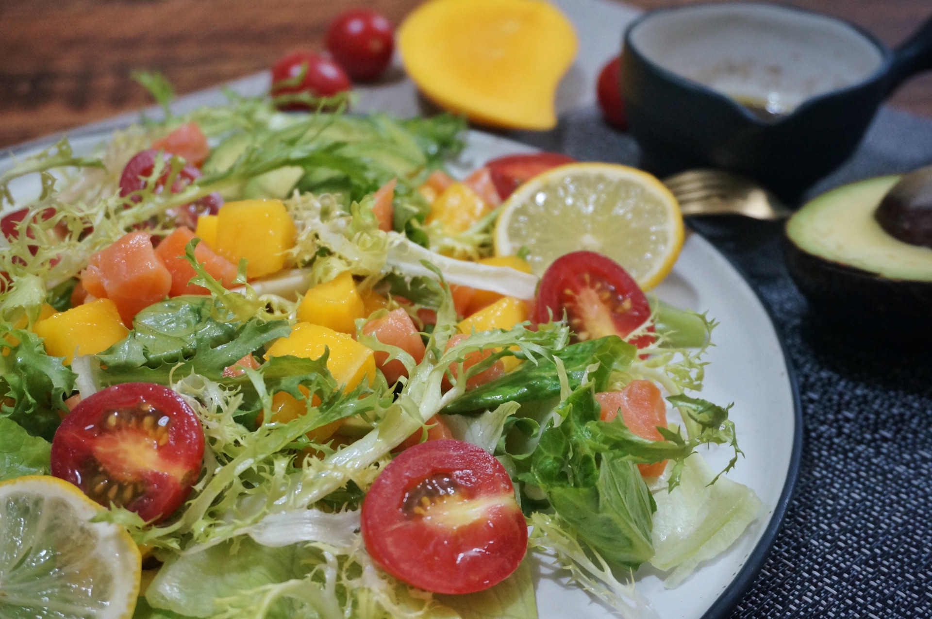  p>法式蔬果沙拉是一款沙拉菜品,制作原料主要有沙拉菜(苦菊),小