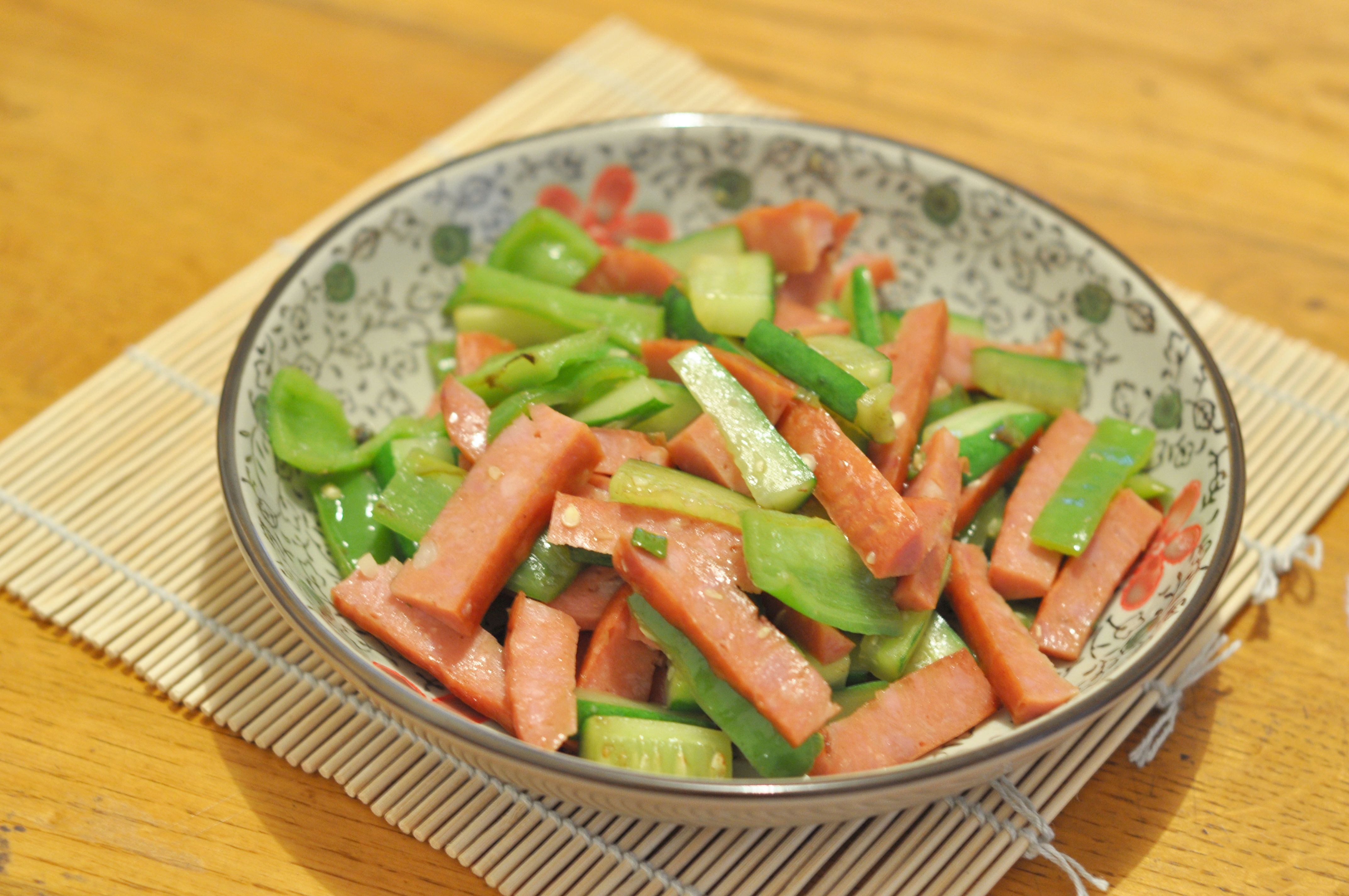  p>黄瓜片炒香肠是以黄瓜,香肠为主料制作的菜品. /p>